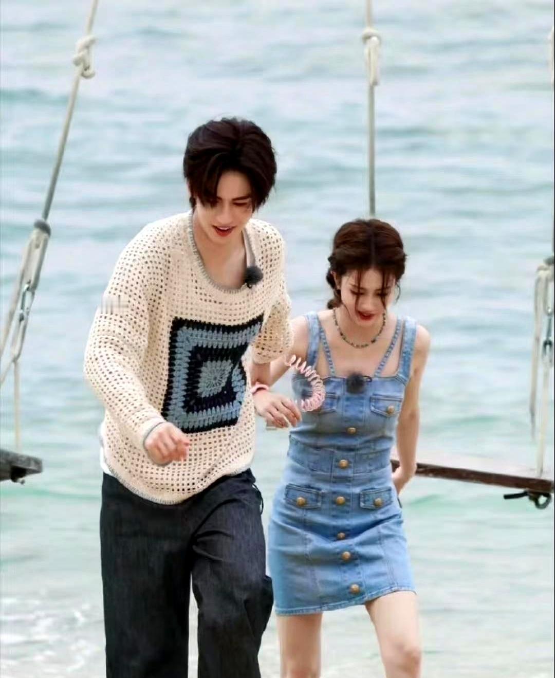 白鹿与张凌赫，顶流绯闻，不是意外，是精准设计。那点“锤”，与其说是偷拍，不如