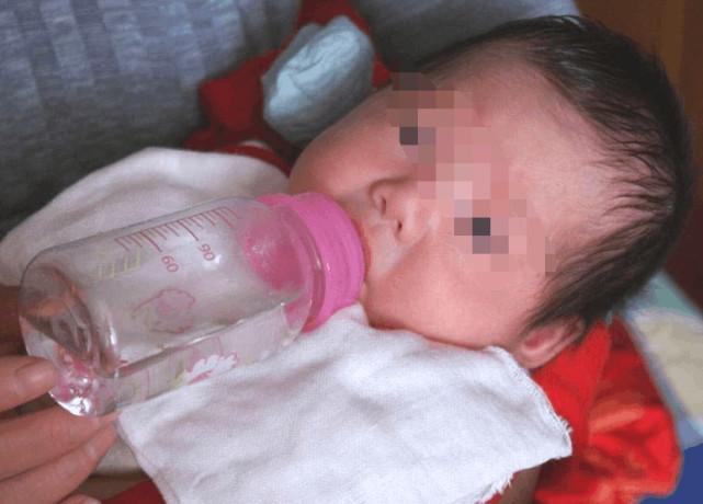 七个月宝宝开始便秘, 无人知道真正原因, 医生知道婆婆做的事后不停呵斥