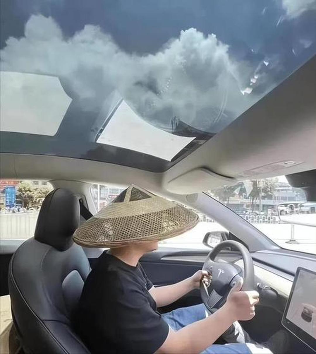 叫你们天天吐槽ModelY全景大天幕晒成狗？这下好了，廉价版给你取消天窗，是减