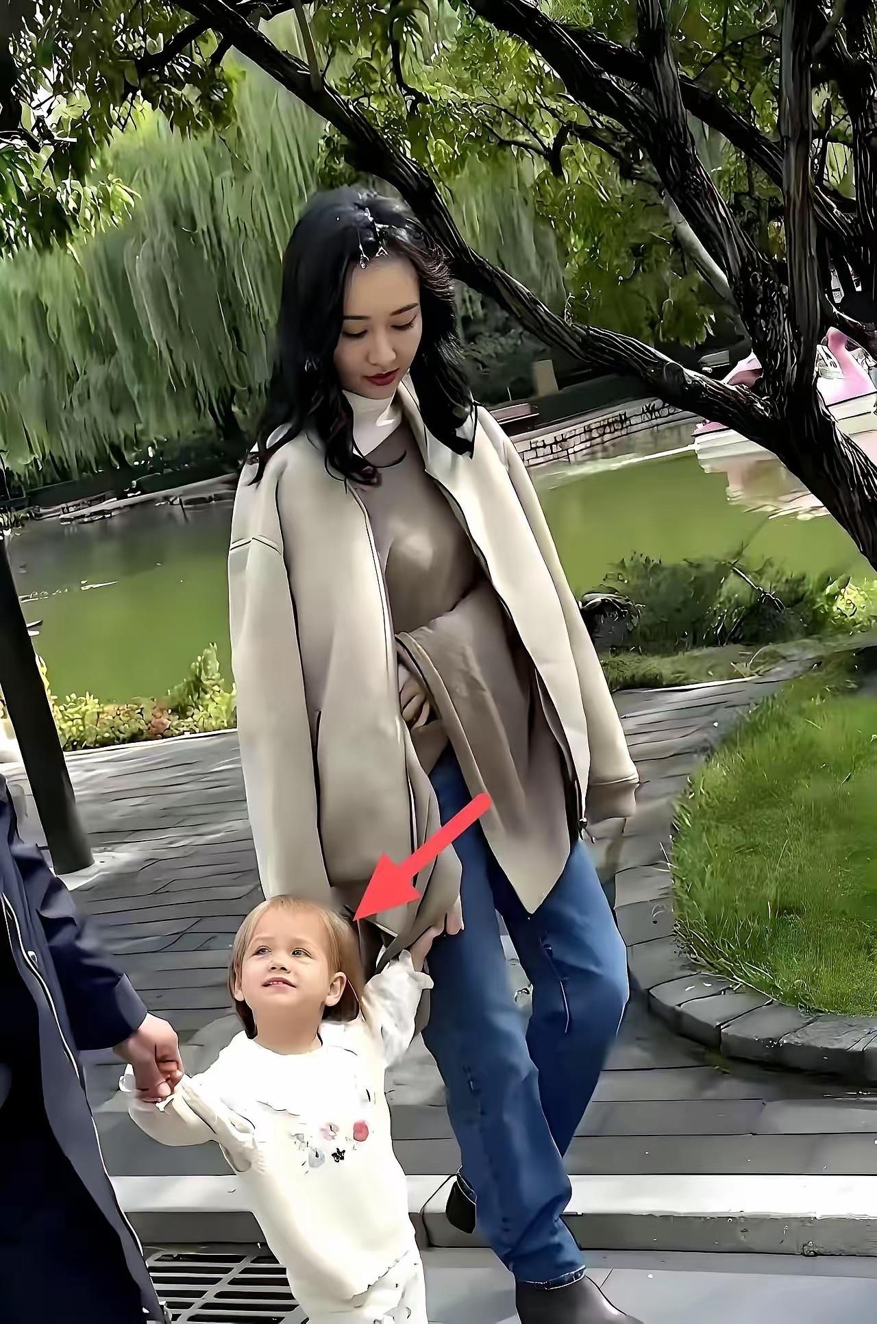 王鸥女儿都这么大啦？我一直以为他没结婚呢王鸥我目前独自养育一个孩子​​​