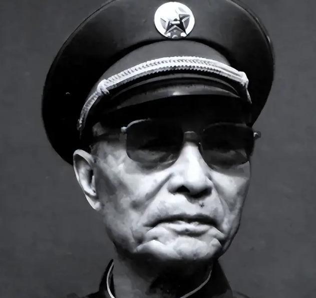1975年，陈锡联怒斥张爱萍：你就承认错误算了！张：我有什么错？1975年的一