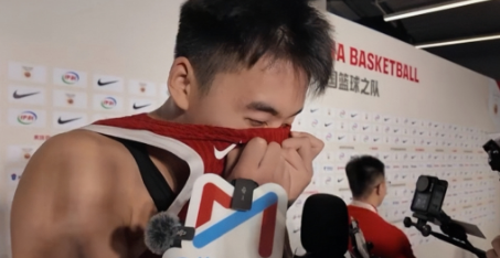 中国男篮球员王俊杰在战胜黎巴嫩的赛后激动落泪。中国男篮战胜黎巴嫩的赛后，王俊杰接