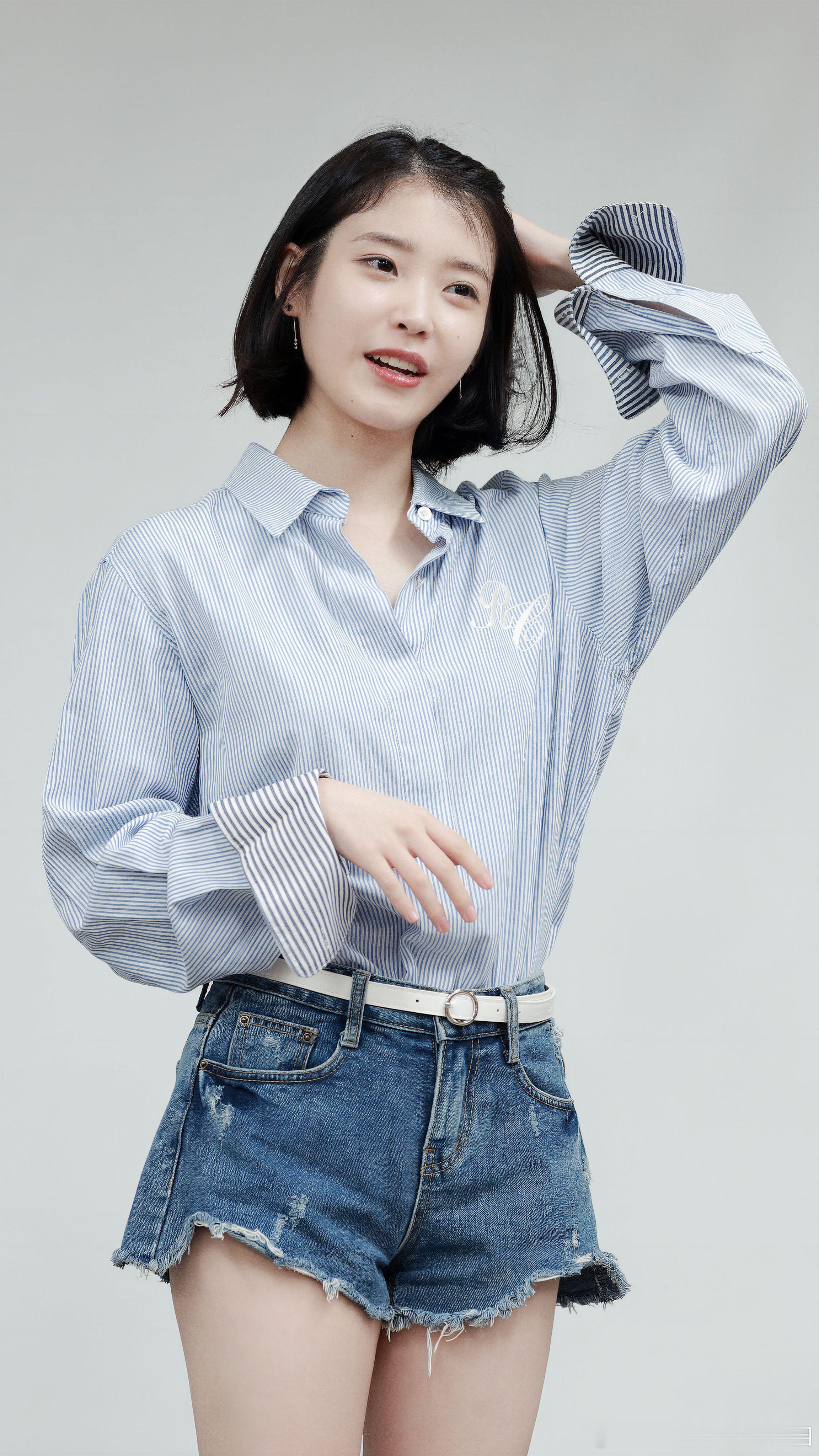IU用简约穿搭演绎青春活力#IU李知恩##李知恩#​