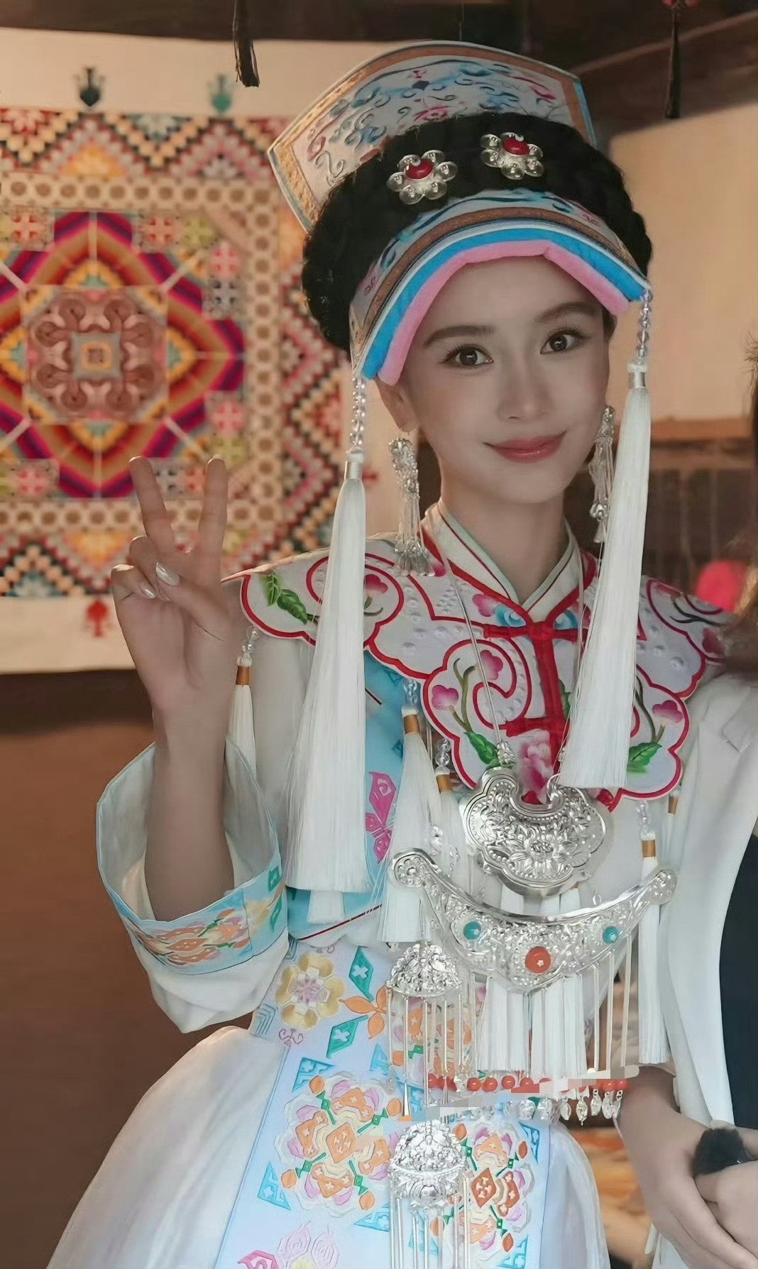 Angelababy羌族服饰ccd大片太权威了此女路透和正片0区别😭