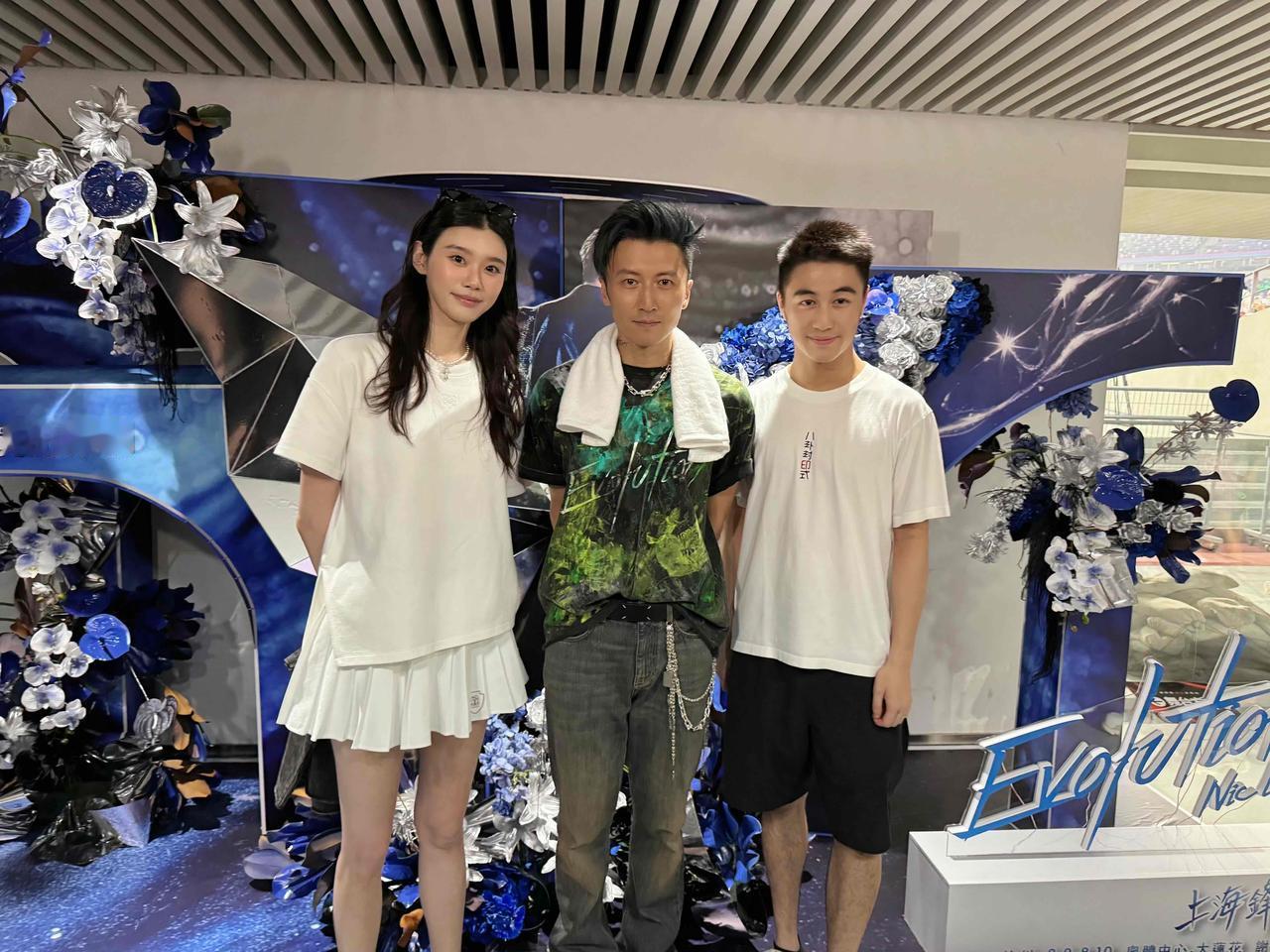 一张合照暴露出何猷君的真实身高，终于可以撕掉“土豆少爷”这个称号！何猷君携爱