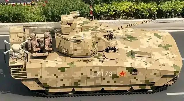 虽然说，“九三”阅兵式过去快一个月了，不过要提起陆战方队中，最耀眼、吸睛的还是1