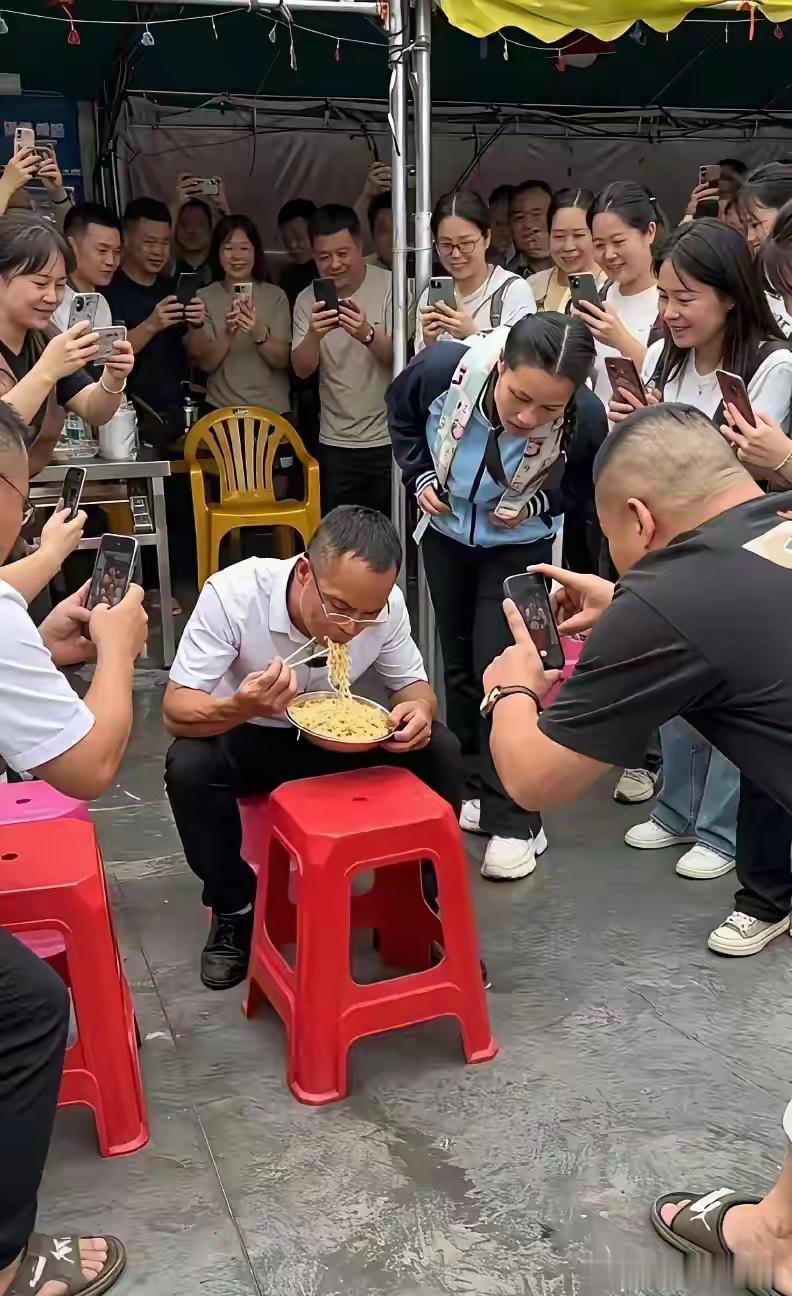 吃碗面也引来这无数拍摄镜头，照相机真是不值钱了。