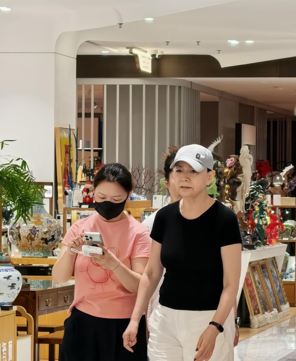 宋丹丹近照！65岁的她状态不错嘛，息影之后悠闲多了哈。北京某商场，宋丹丹现身。她