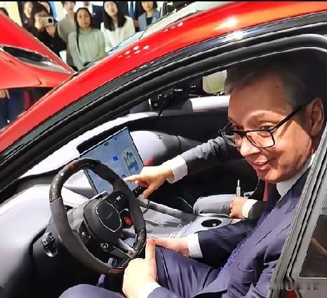被武契奇狠狠的圈粉了，塞尔维亚这个大子总统真诚、和善、幽默、务实。5月26日，