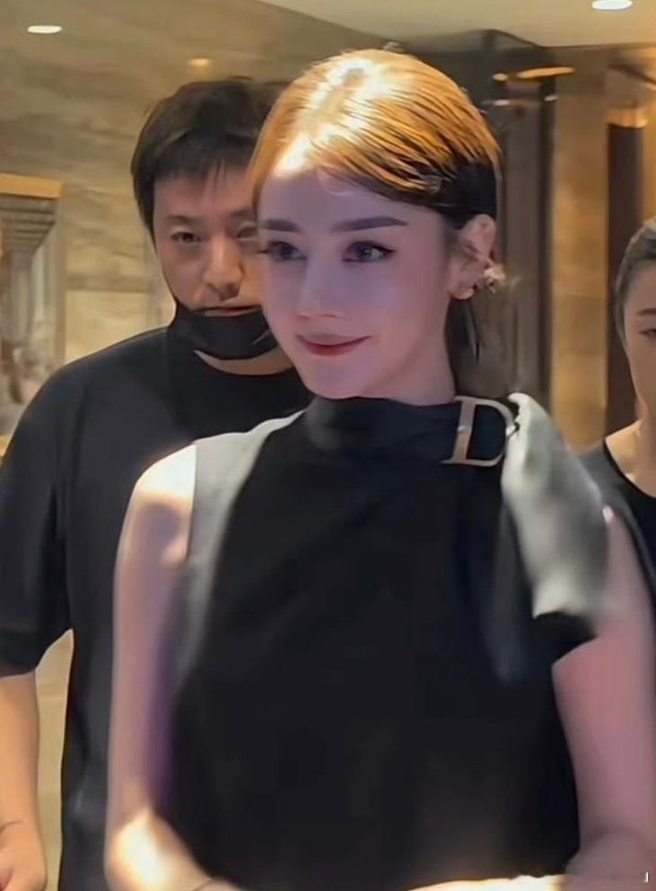 迪丽热巴顶光都美成这样迪丽热巴真的美的好轻松，每次看到路透都忍不住爆粗口感叹她的