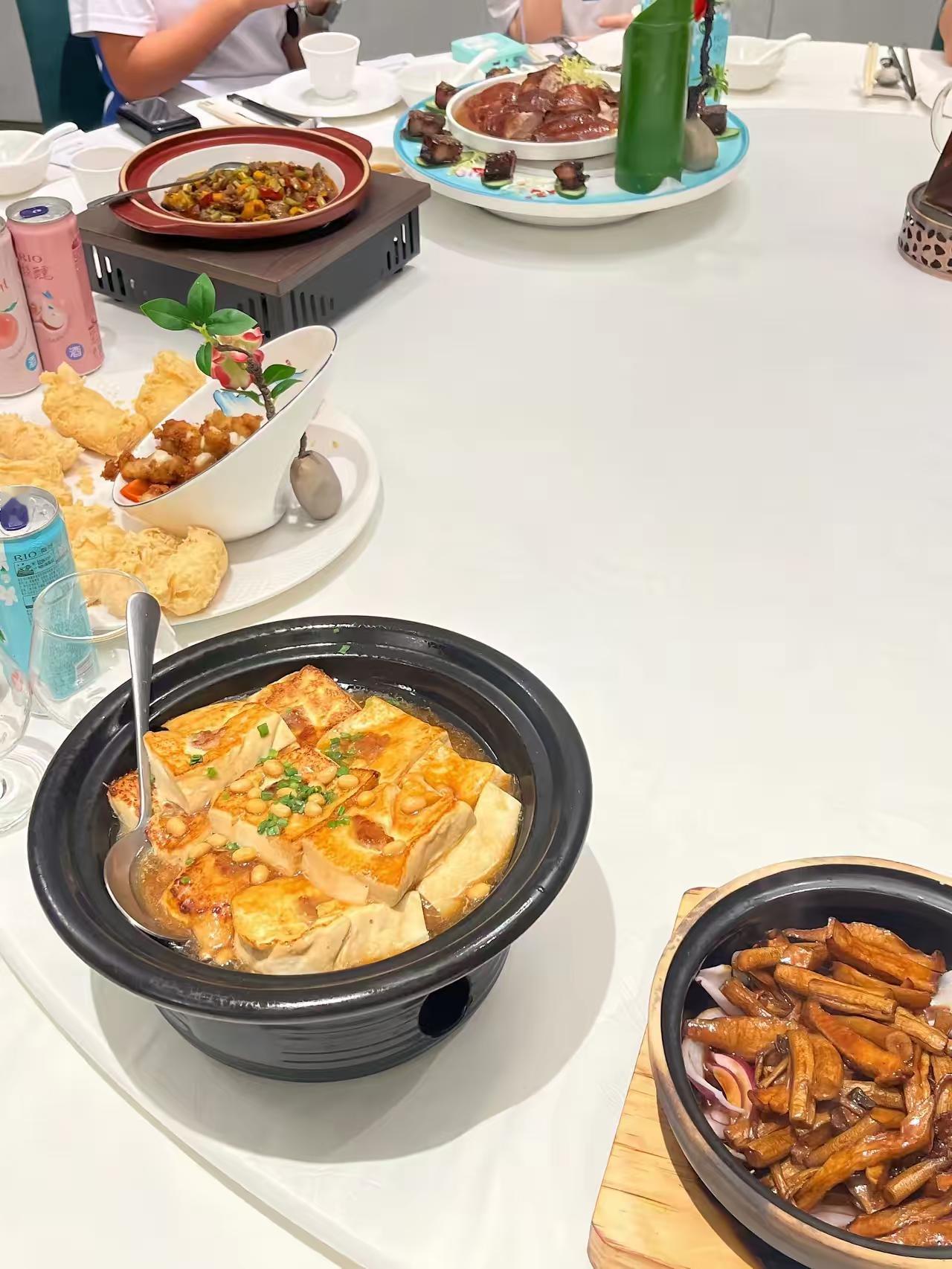 婆婆七十六岁生日那天，饭桌上突然撂下话，说从下个月开始，每月那四千块钱就不给我们
