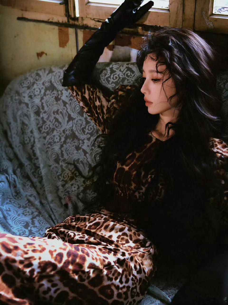 田曦薇豹纹小猫造型小田真的是妥妥的豹纹天选之人！又甜又辣，小猫感拉满，姐姐颜值状