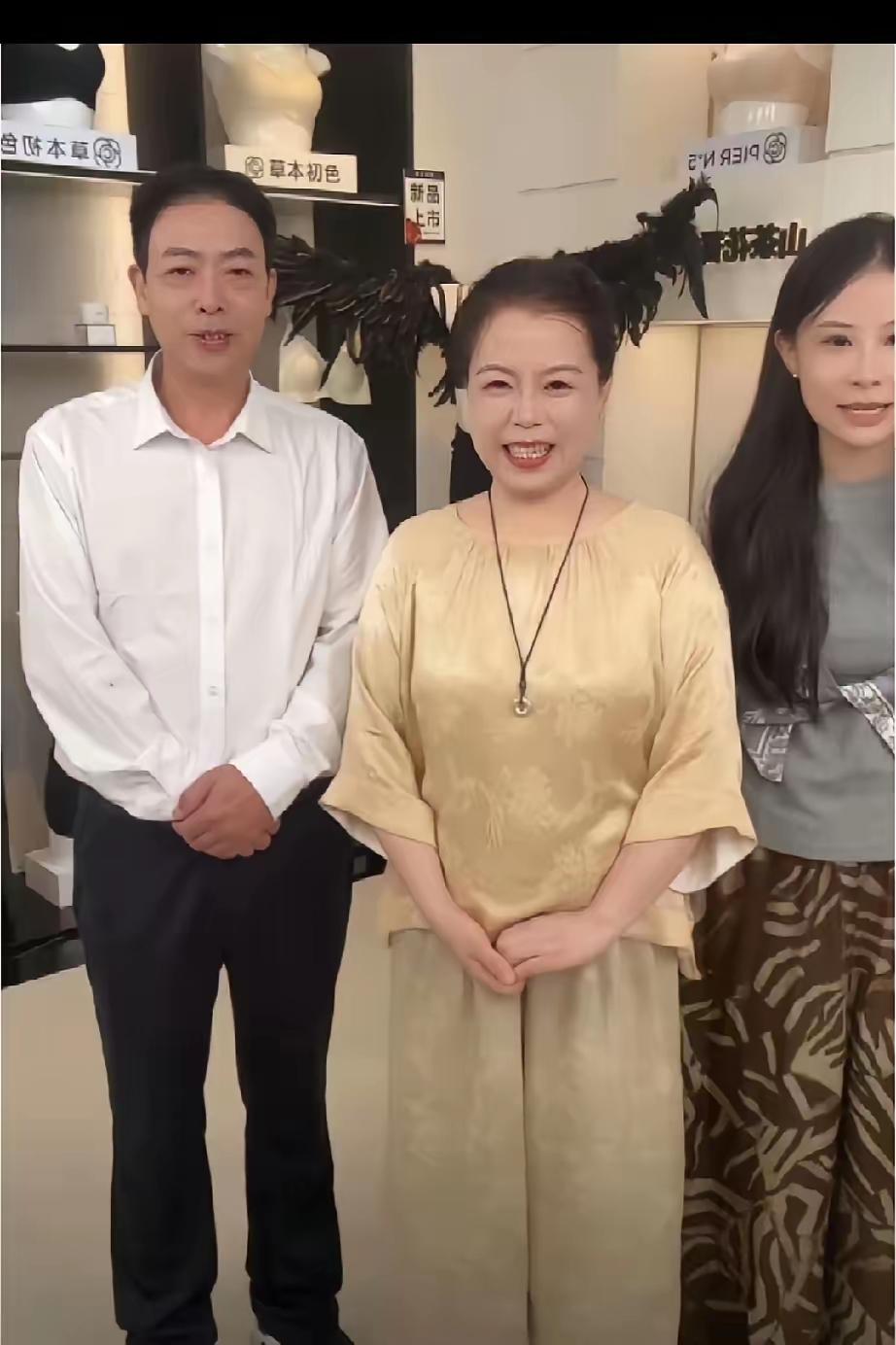 二八换子事件中，许敏追查真相。追查真相的路上，许敏在直播收尾中说：“家人们想看我