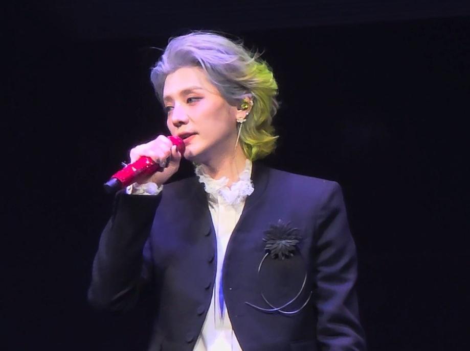 鹿晗早就不对劲了大家期待已久的演唱会，鹿晗姗姗来迟，确实带给我们一个大惊喜：银