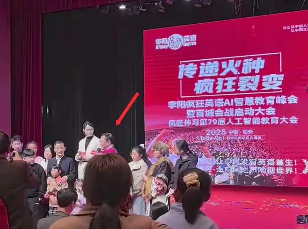 董宇辉台上跟老外交流，单数说成复数，被李阳吐槽问题不小引热议。11月13日，