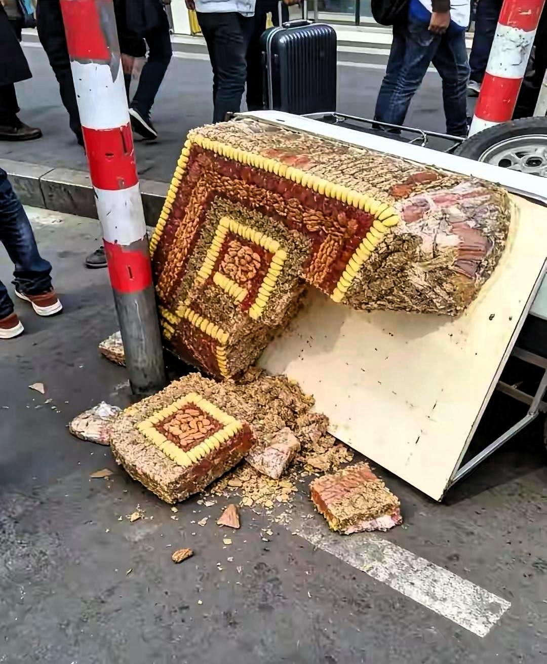 街头惊现史诗级灾难现场！避开保时捷，避开劳斯莱斯，男子偏偏倒车撞翻传说中的“西域