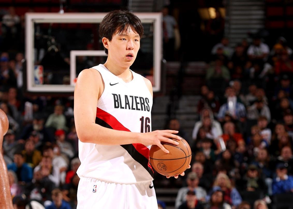 最惨的海外球员不是打不上球的杨瀚森，是余嘉豪。当杨瀚森的训练场边站着利拉德、霍