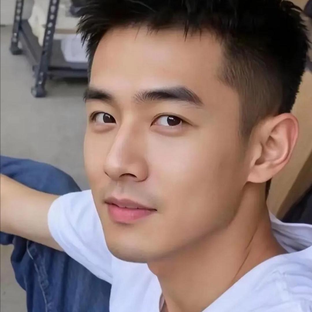 儿子长相大多来自母亲的遗传。这男孩不仅五官俊朗，眼眸有神韵。父母优质基因体现