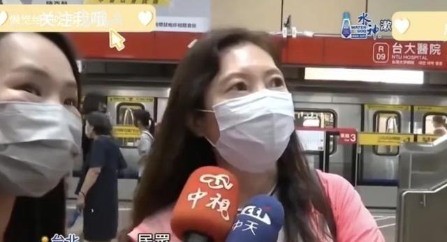 台湾某地地铁站里曾发生过这样一件事，几位乘客看到简体字的指引标识后，强烈要求运营
