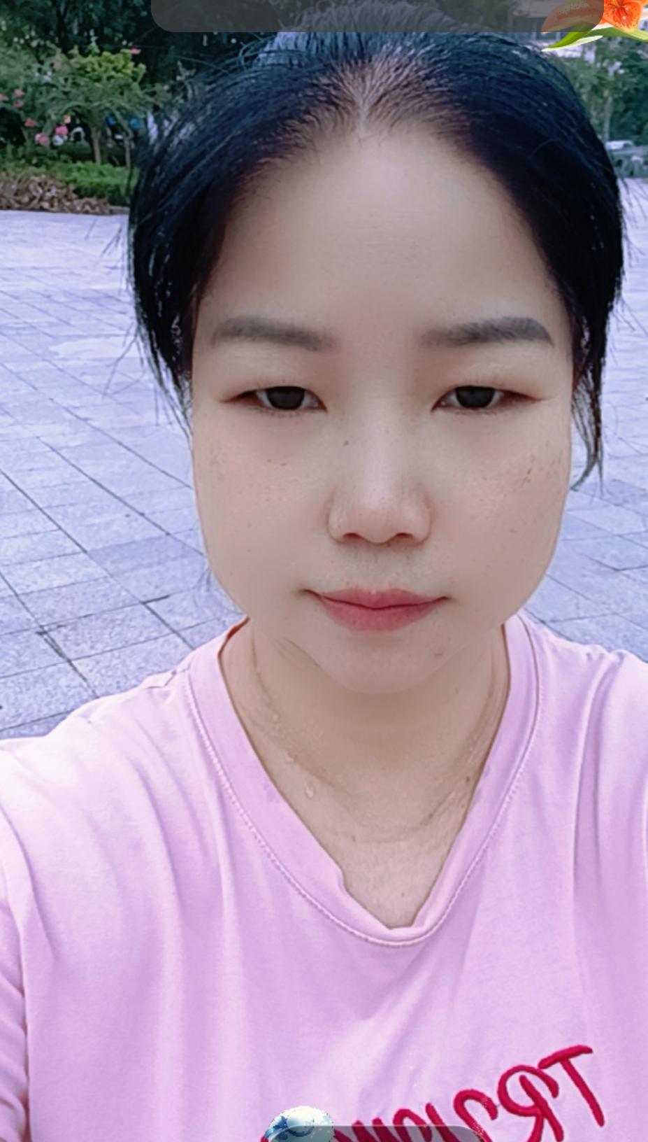 大家好，我是七姐，今天来这里上班笑死人了。这个男孩子跟我聊天，他什么都聊不管认不