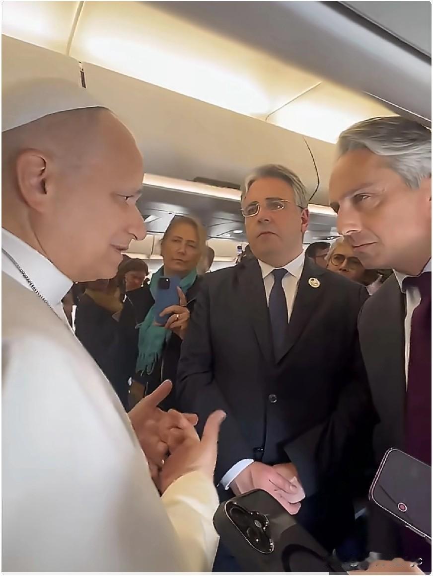 针对美国总统特朗普对自己的个人攻击，利奥教皇在飞往阿尔及利亚的教皇专机上对记者表