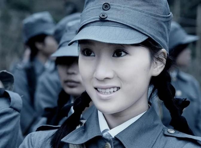 1937年，马步芳的儿子冲进父亲卧室，把枪“啪”地拍在桌上，怒道：“让女红军黄光