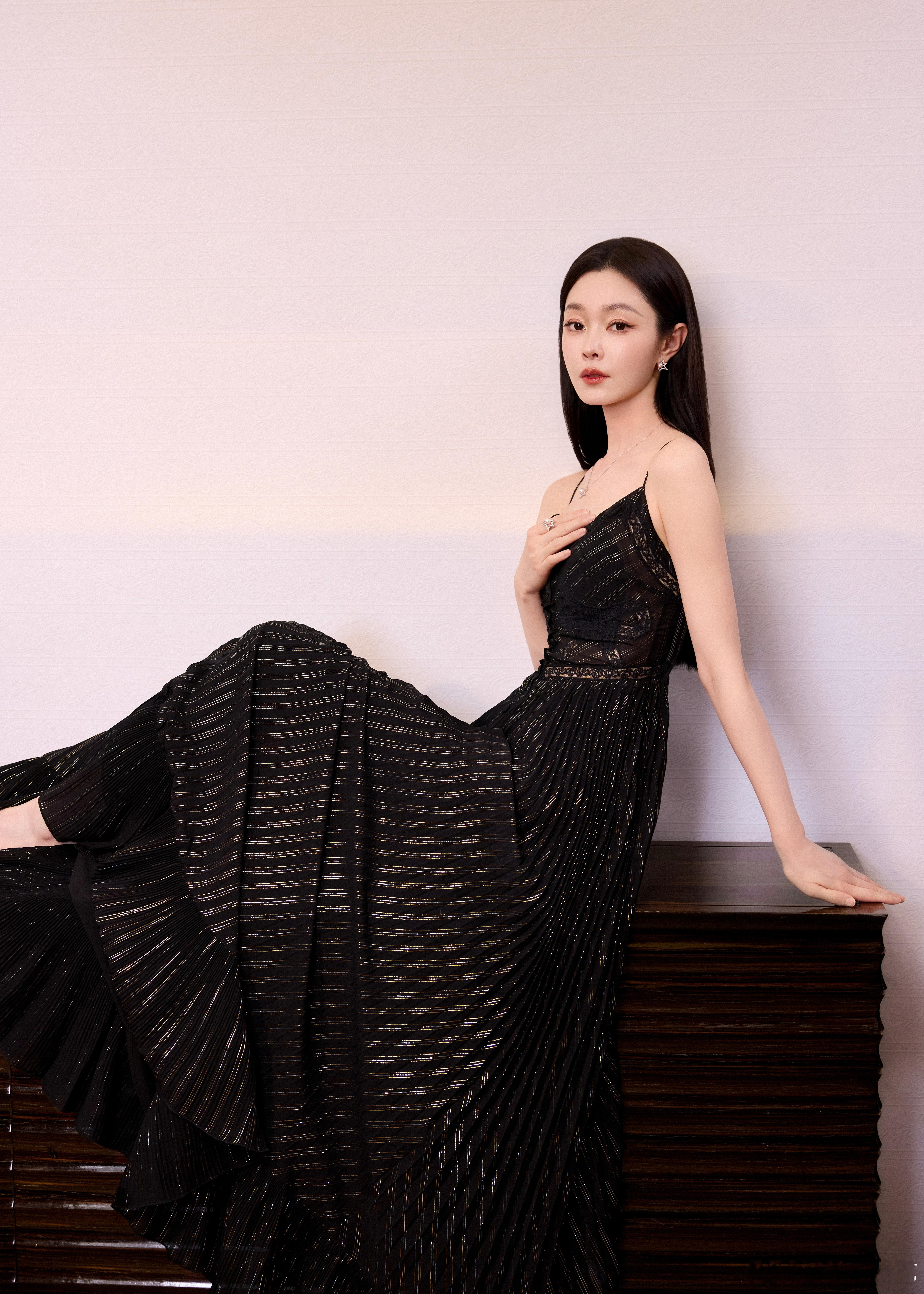 宋轶黑长直黑裙宋轶黑裙美成啥样了吊带的黑色长裙真的是更加让人觉得怦然心动了呀，