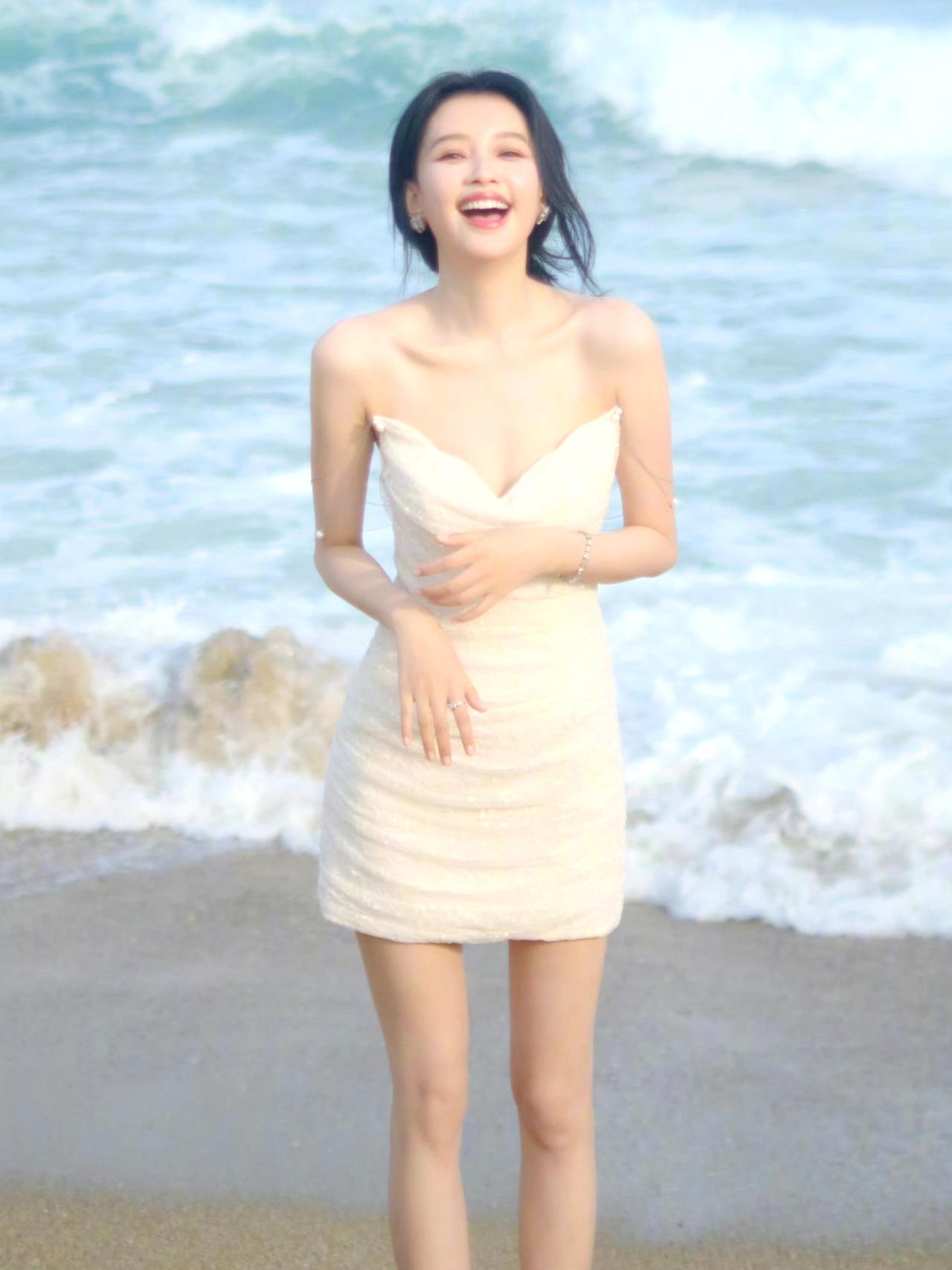 孙怡状态封神！海边写真每一帧都美到犯规！孙怡真的活成了所有女生都羡慕的样子：