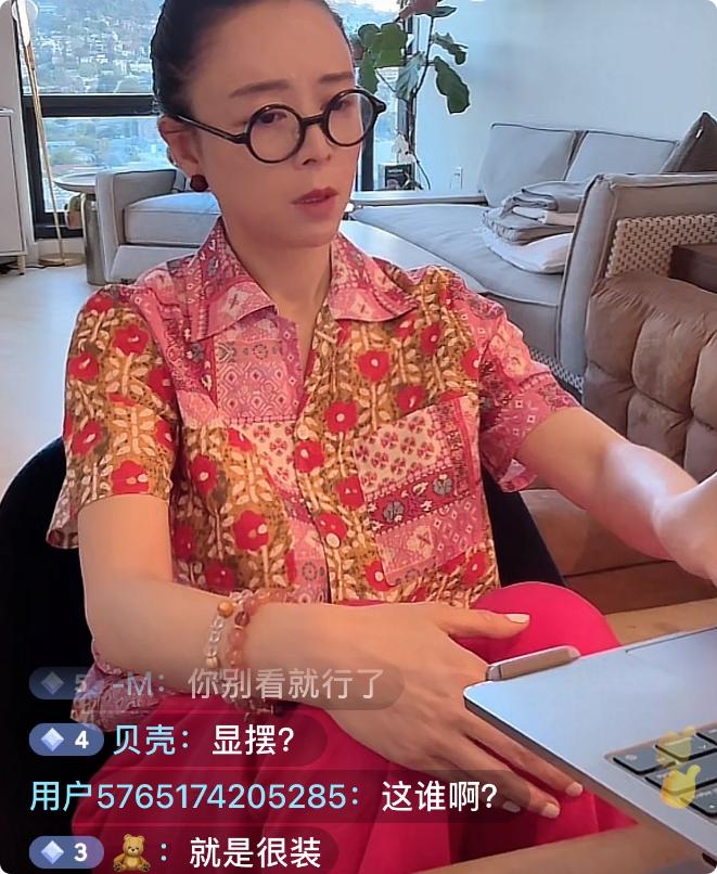 张静初直播打坐43岁素颜状态惊艳，吃素引争议？演员张静初直播镜头前的她素面