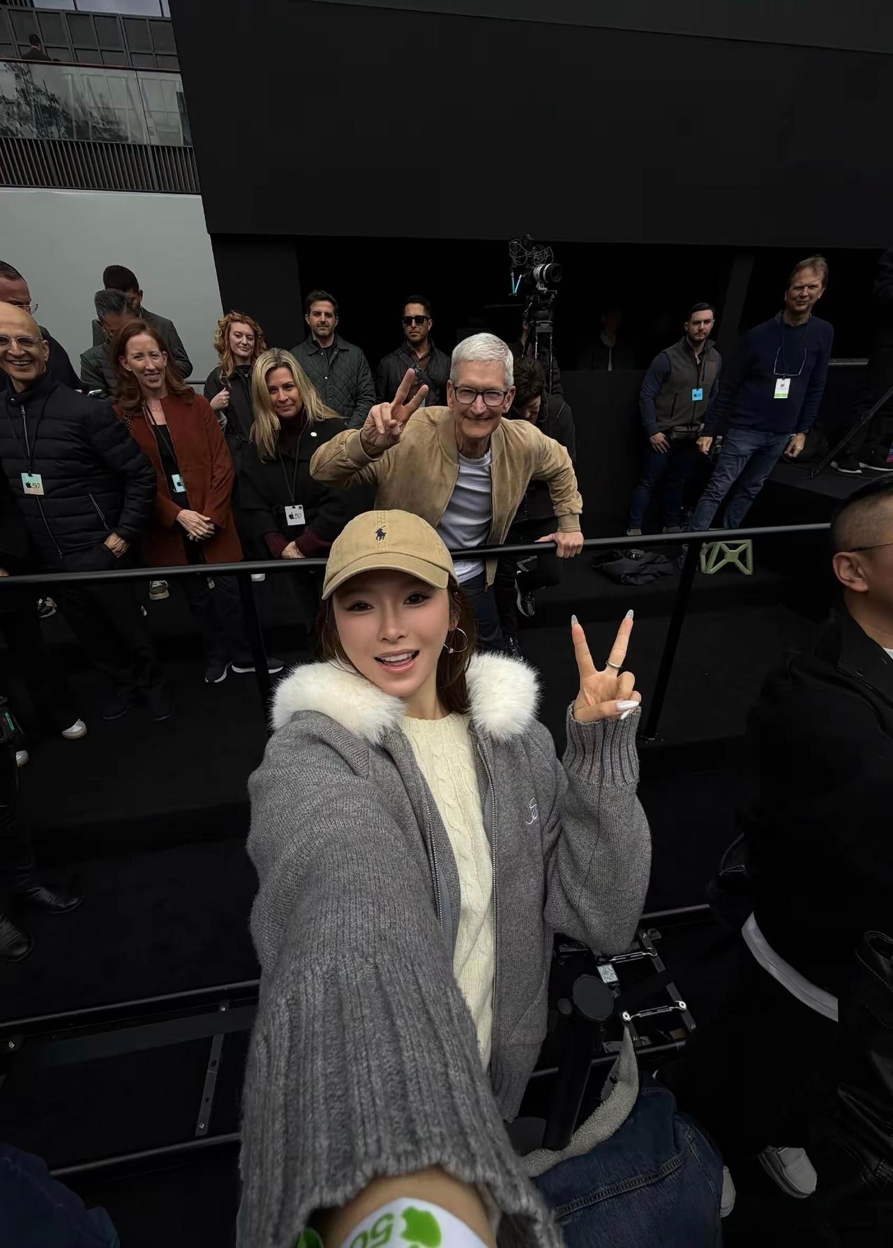 吴艳妮在社交媒体上分享了一张与苹果CEO蒂姆·库克的亲密自拍，照片中她笑容灿烂，