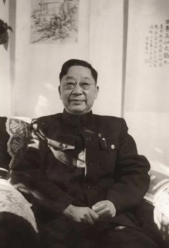 1900年，老舍的父亲战死，母亲决定和大姑子一起过。她打牌、吸鸦片，脾气还不好，