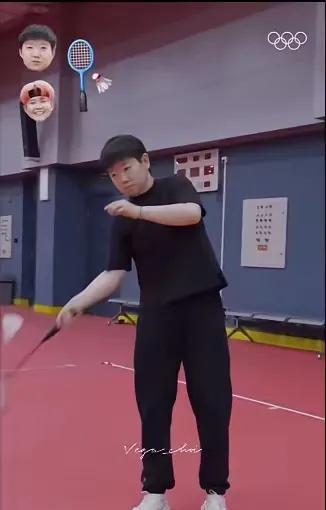 莎莎打羽毛球的姿势真可爱！像好不熟练的样子，右手拿着拍子，左手拿着羽毛球，