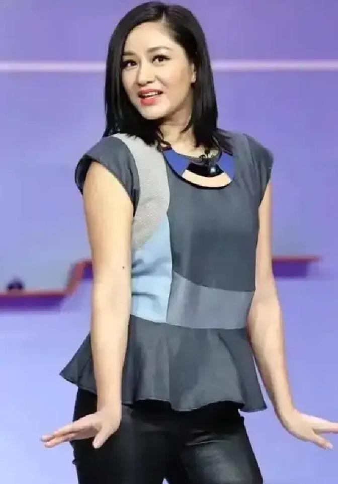 52岁，她在舞台上一个劈叉下去，膝盖直接压到地面。全场都忘了呼吸。你