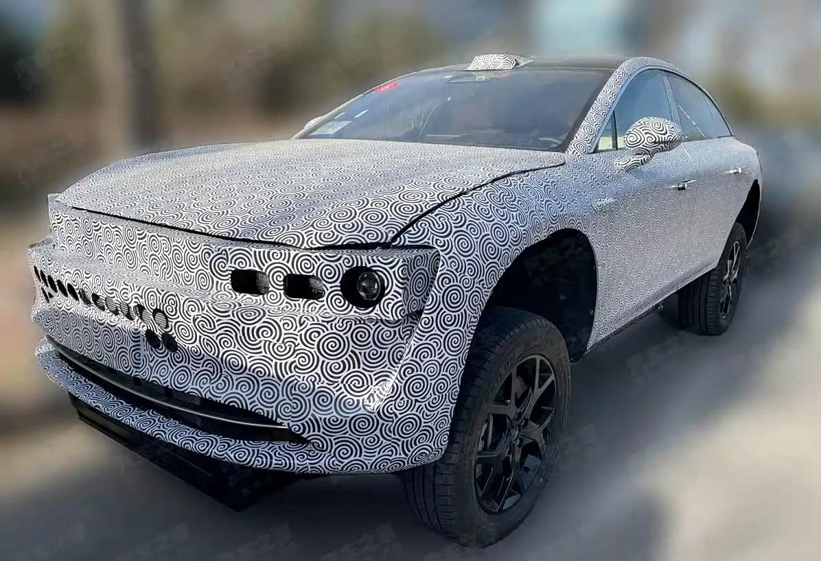 尊界SUV“骡车”，尊界品牌的第1款大型豪华SUV！目前还处于底盘测试阶段，到