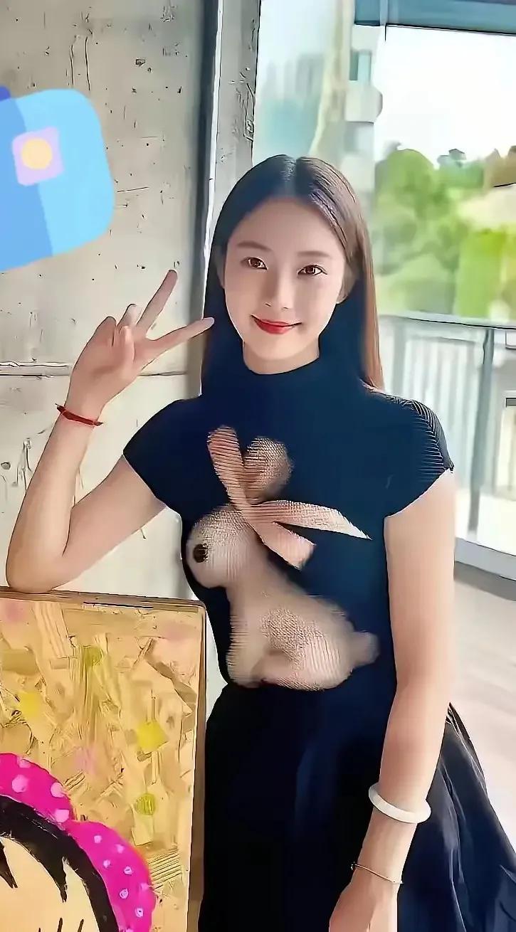 图中美女穿的这件衣服，如果没猜错的话，应该是一位很有男人品味的设计师设计的，大家