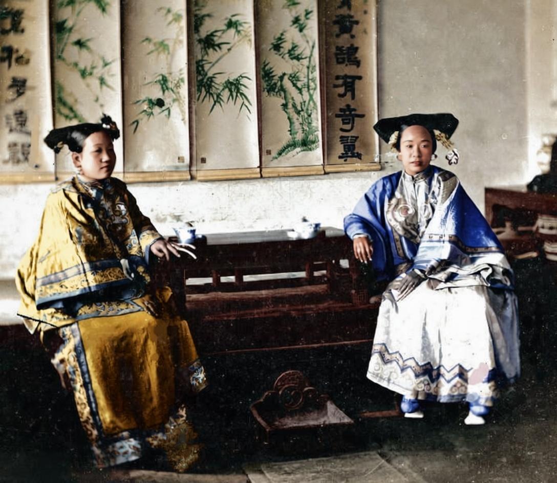 这张照片，是由英国摄影师约翰·汤姆逊于1871年在北京拍摄的，记录了晚清两位满族