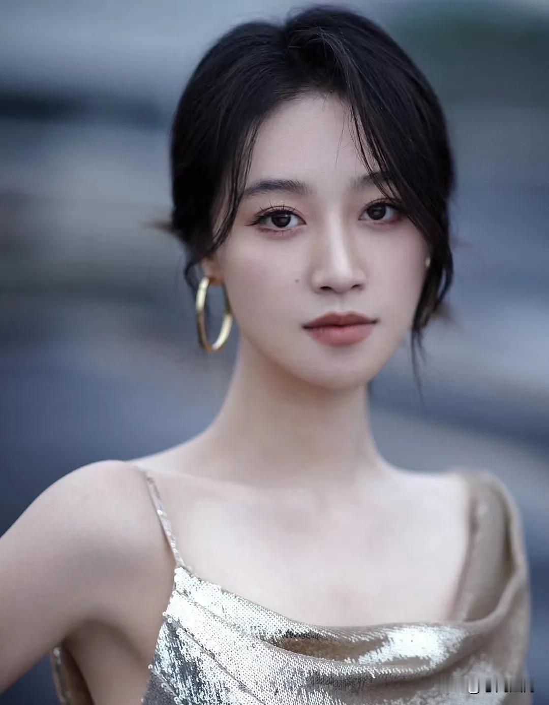 我要是曹俊，我得伤心死。因为全网都在为他意难平的时候，他的前女友，又出圈了，