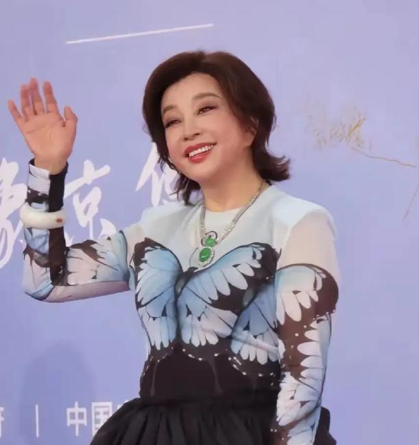 我有个朋友是心理医生，她看了刘晓庆出席百花奖的视频，沉默了很久，然后对我说了一句