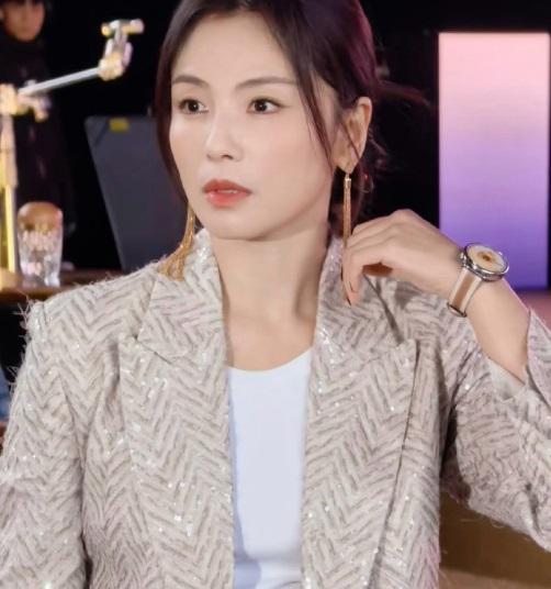 最近刘涛在出席活动的时候搭配的很有魅力，看上去非常的时尚，气质超好。刘涛里面