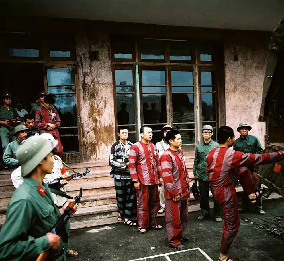 1979年，对越反击战时期，越方的几张“宣传照”，从镜头中我们可以看到，几名“俘