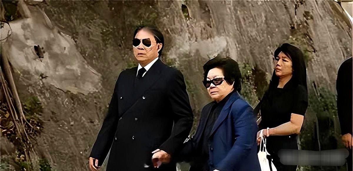 1960年，霍英东非要娶离过婚、还带着个儿子的冯坚妮。原配吕燕妮，眼皮都没抬，只