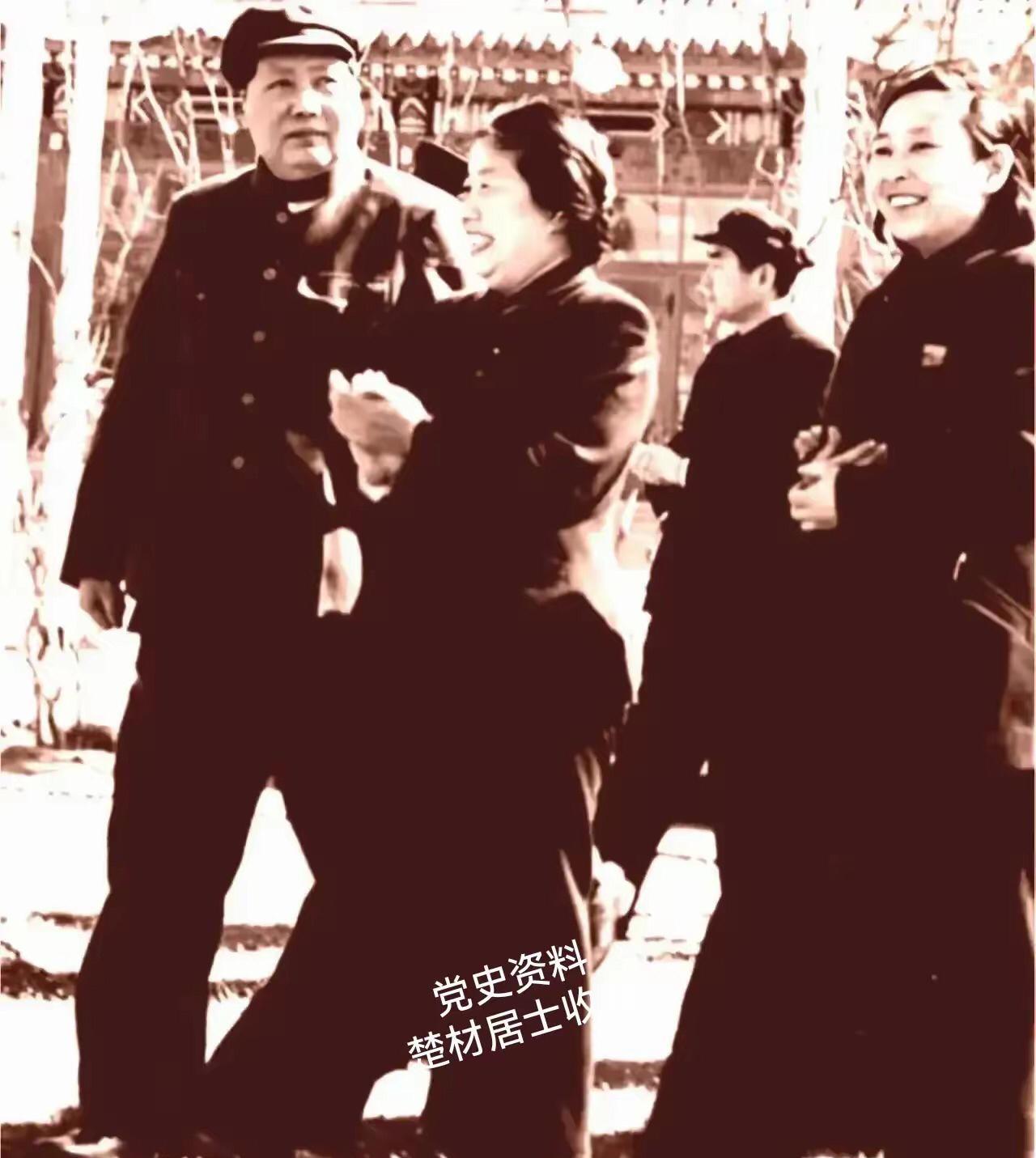 六十年代，毛主席和邓颖超曾志一边走一边聊，周恩来总理跟在后面。好像是参加会议情景