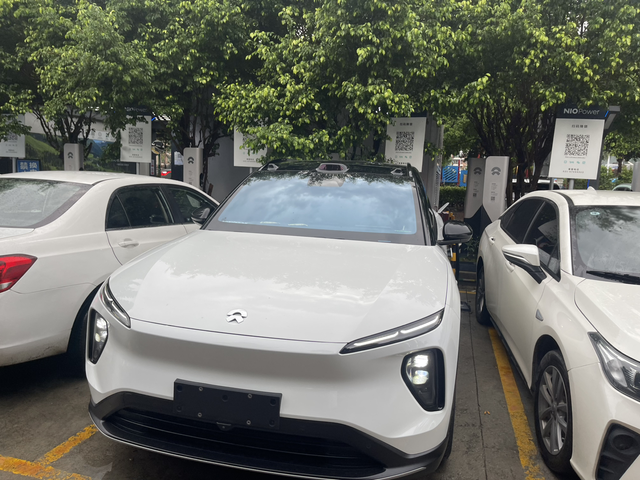 第一次蔚来超充充电申请的家充桩缺货，还得再等一等了，新车电池舍不得换出去，选择