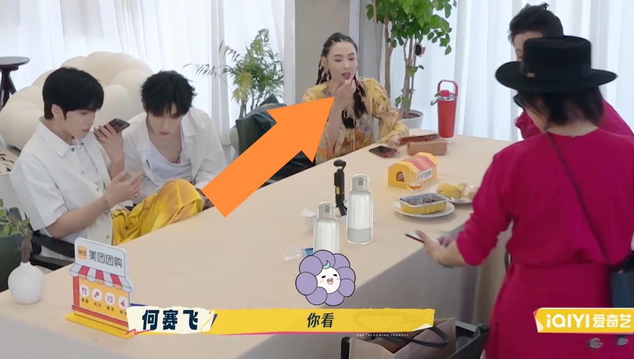 看到何赛飞，刘嘉玲这一幕，太为难张柏芝了，张柏芝只能眼睁睁看着一声不吭。