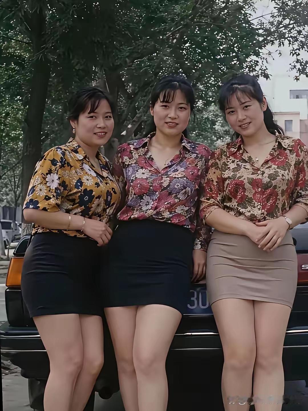 这张老照片梦回80年代，三位都市美女身着碎花衬衫，气质大方鲜活。没有精致滤镜，全