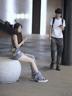 小姐姐一脸懵，小哥哥和他应该是认识的。