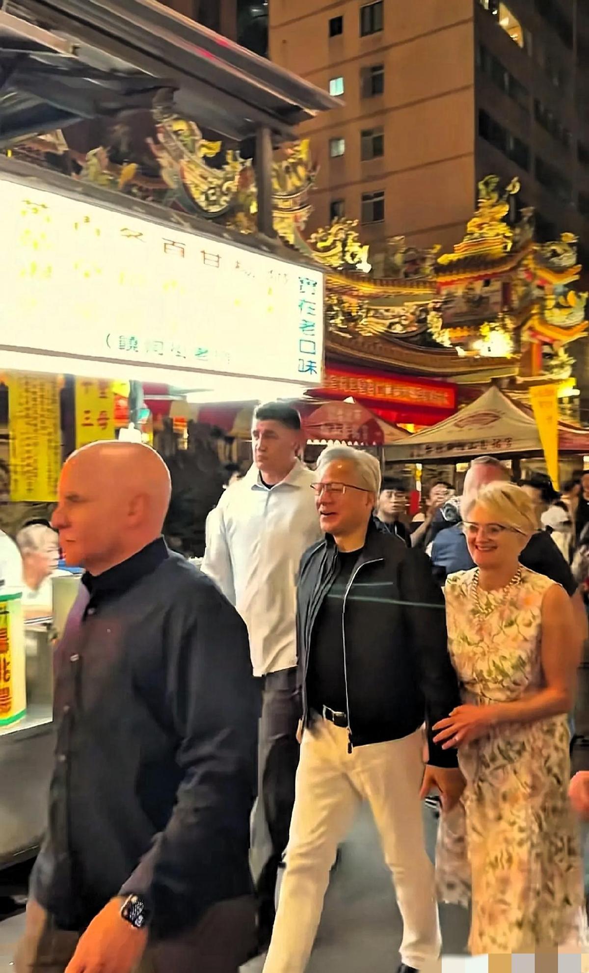 黄仁勋65岁太太穿着碎花裙牵他手逛夜市，左手拿饮料，右手拉着他，笑得眼睛眯成一条
