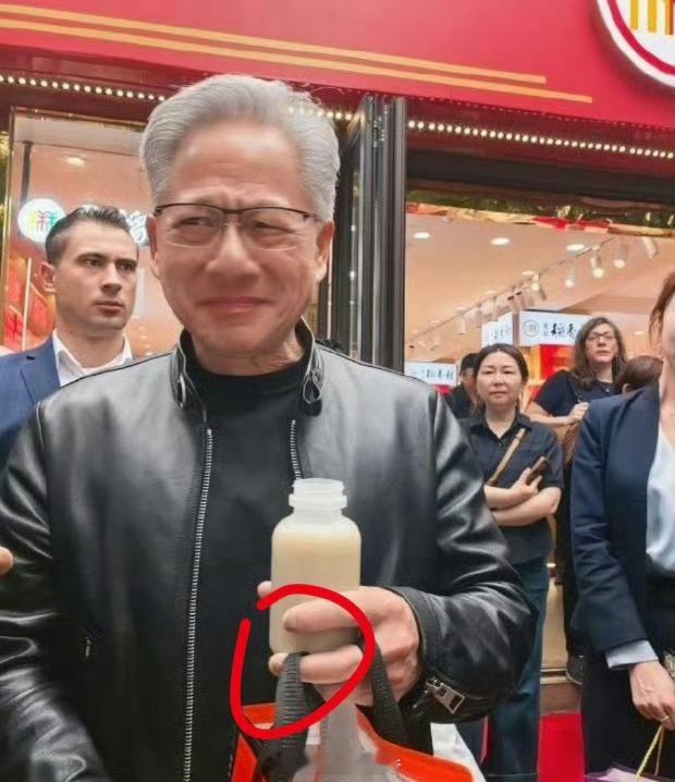 黄仁勋指甲这次老黄来没做下攻略？看看中国有没有什么土偏方可以治一下灰指甲