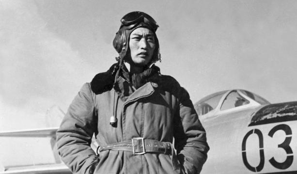 1951年11月23日，28岁的志愿军飞行员刘玉堤，刚刚在海面上击落两架敌机，正