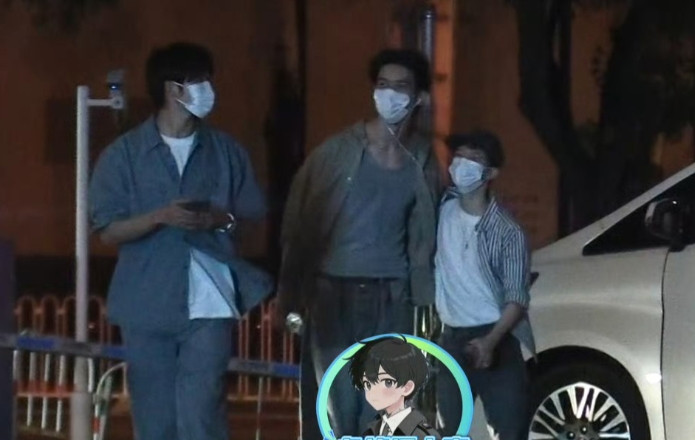 9月1日，再次对郭敬明身高有了实感！郭敬明田嘉瑞深夜玩密室逃脱，身边都是帅哥，